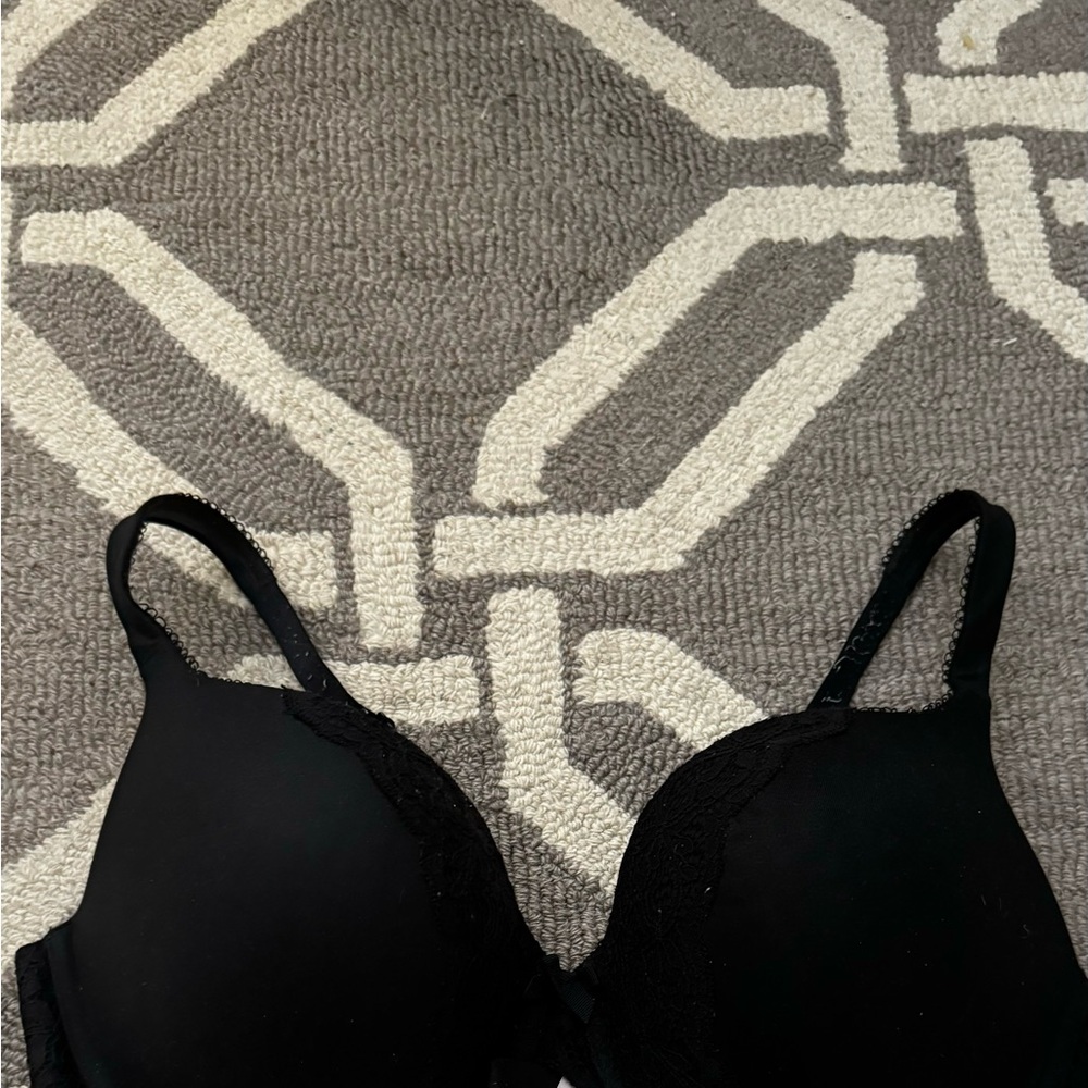 Victoria's Secret Body by Victoria Black Lace Bra size 38D